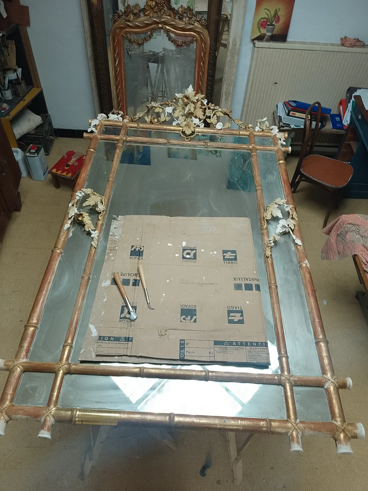 Détail de dorure à la feuille — atelier Pézenas